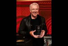 Фото Alex Lifeson награжден National Guitar Museum