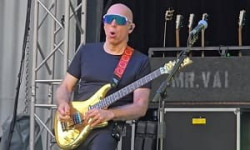 Фото Joe Satriani изучал партии Эдди Ван Халена