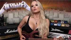 Фото Sophie Lloyd исполняет METALLICA